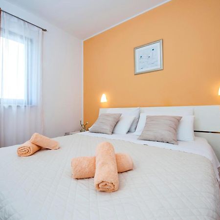 Apartments And Rooms Camaiore Ровінь Екстер'єр фото