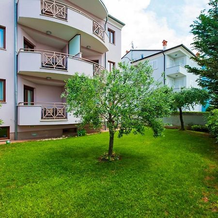 Apartments And Rooms Camaiore Ровінь Екстер'єр фото