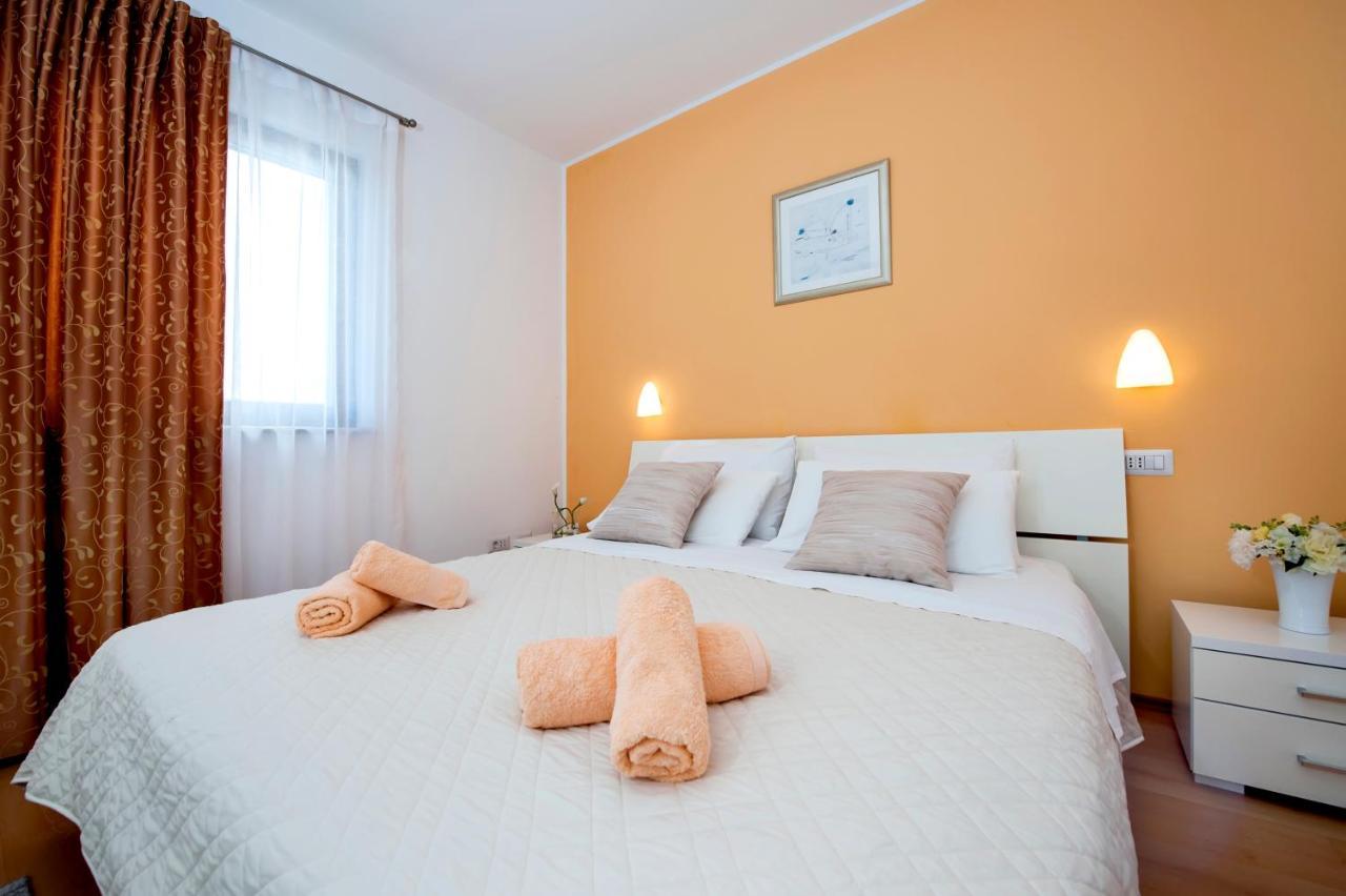 Apartments And Rooms Camaiore Ровінь Екстер'єр фото