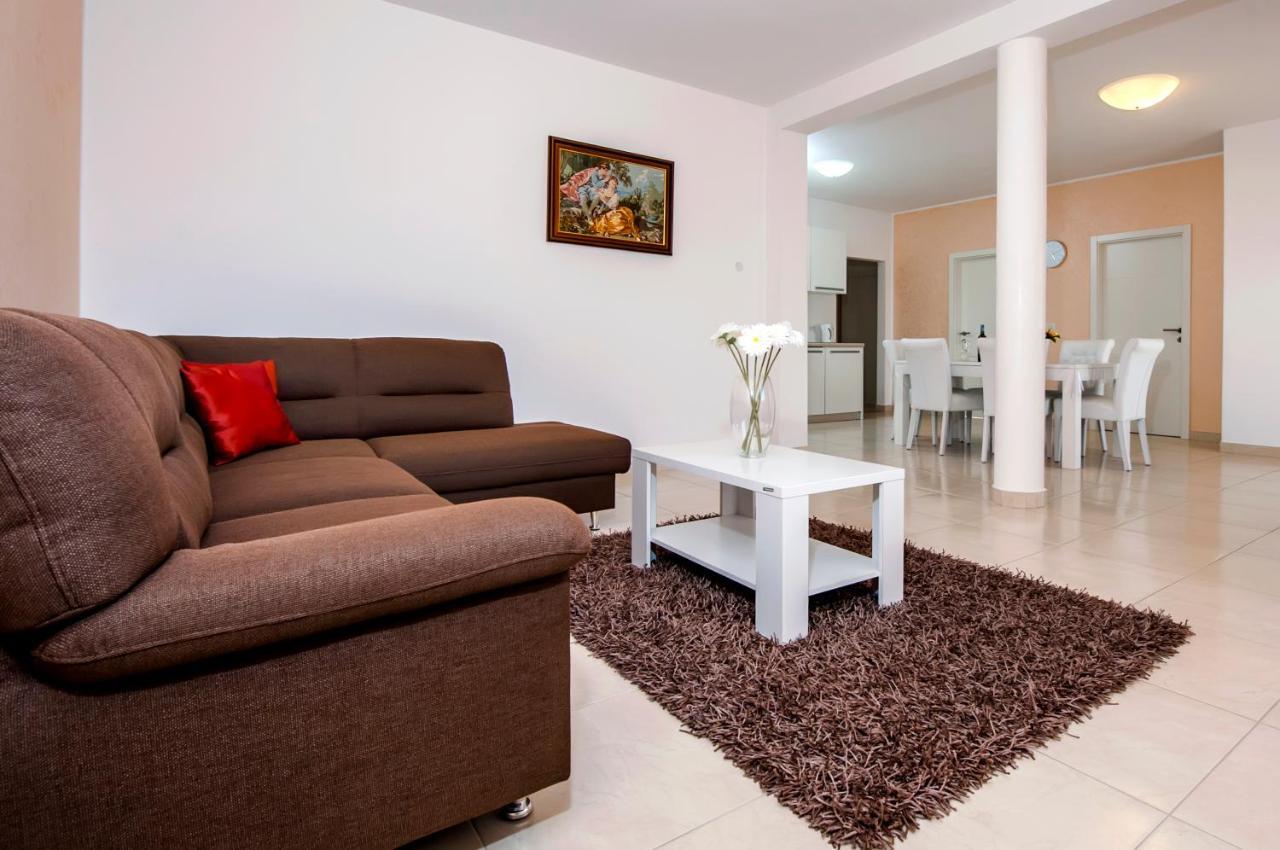Apartments And Rooms Camaiore Ровінь Екстер'єр фото