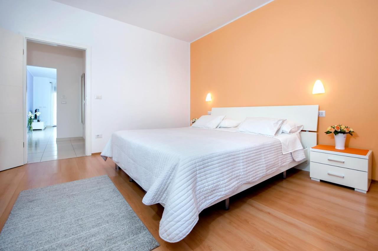Apartments And Rooms Camaiore Ровінь Екстер'єр фото
