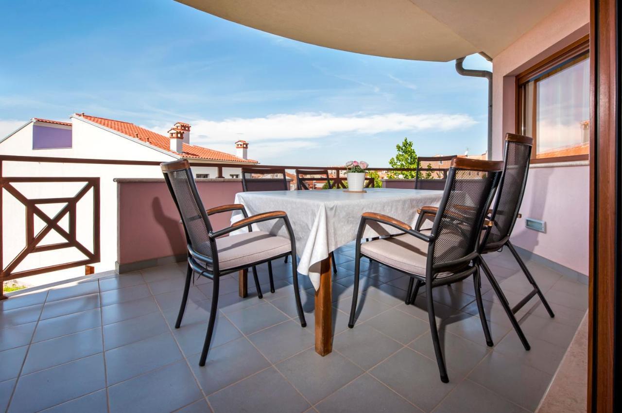 Apartments And Rooms Camaiore Ровінь Екстер'єр фото
