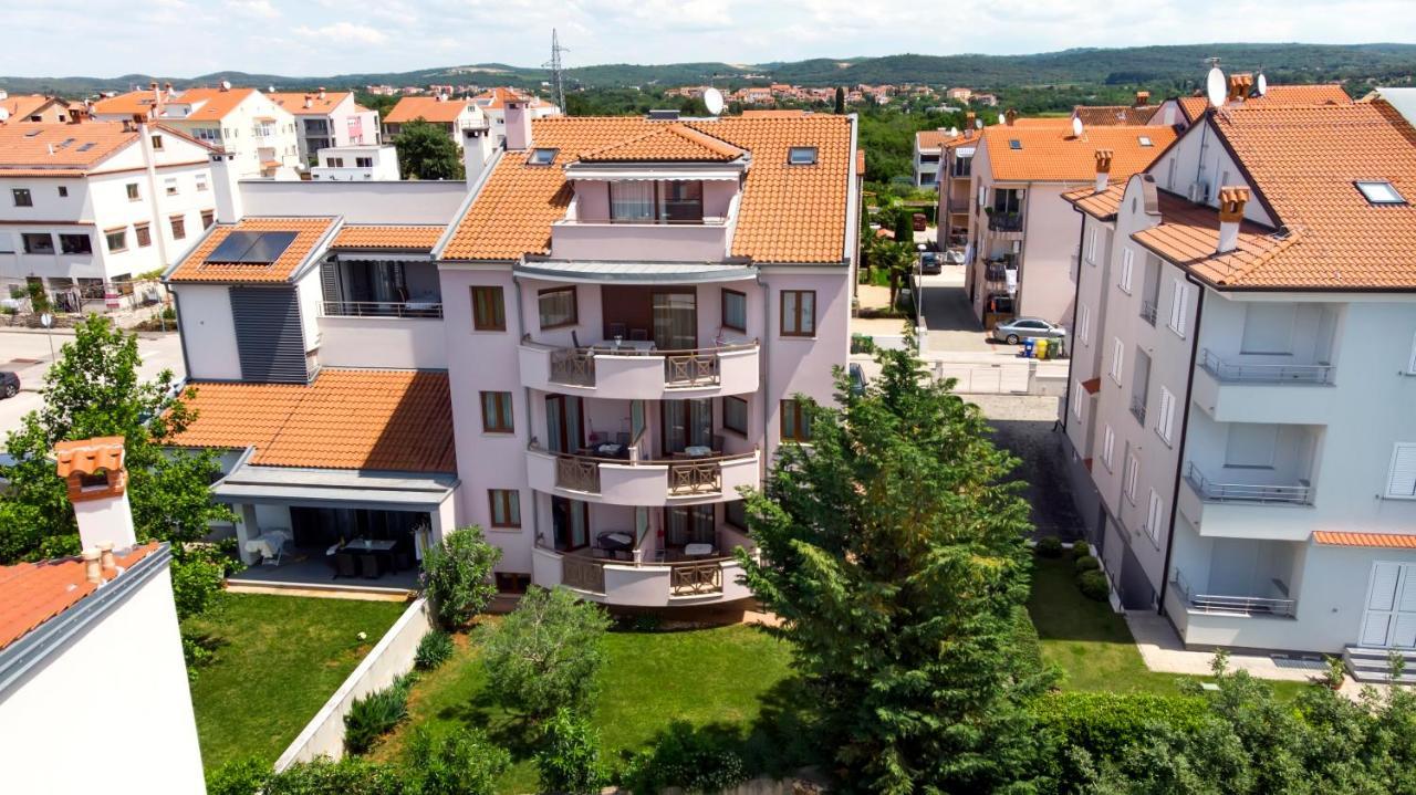 Apartments And Rooms Camaiore Ровінь Екстер'єр фото