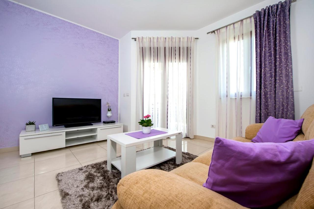 Apartments And Rooms Camaiore Ровінь Екстер'єр фото