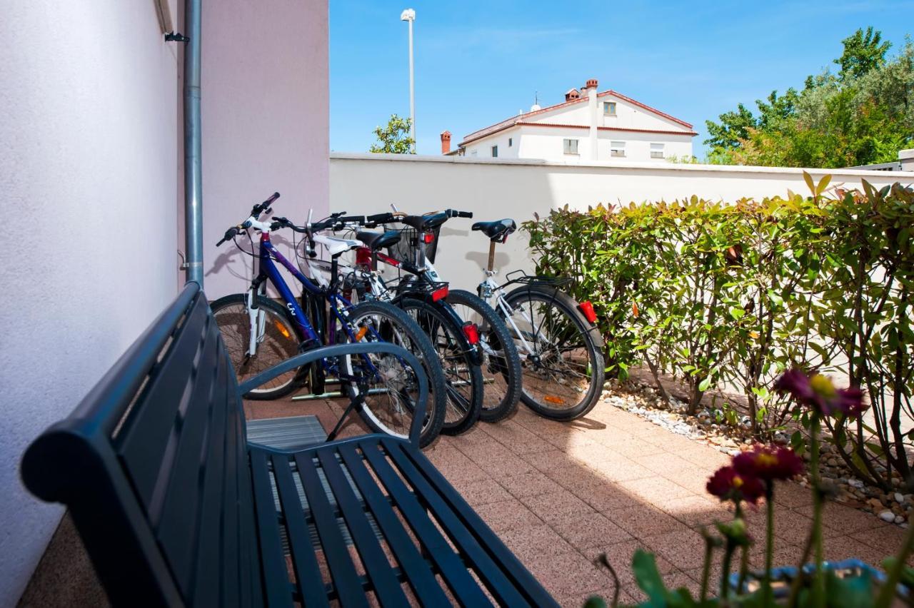 Apartments And Rooms Camaiore Ровінь Екстер'єр фото