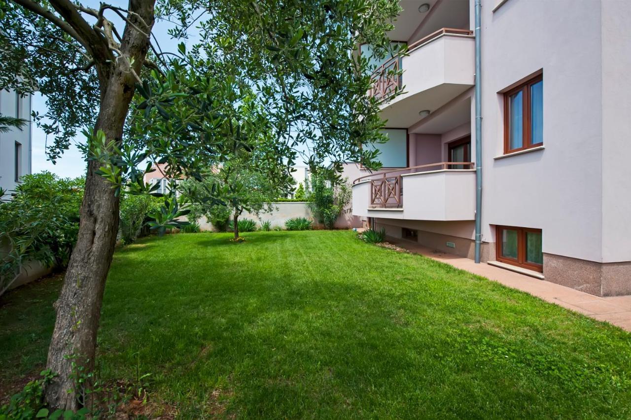 Apartments And Rooms Camaiore Ровінь Екстер'єр фото