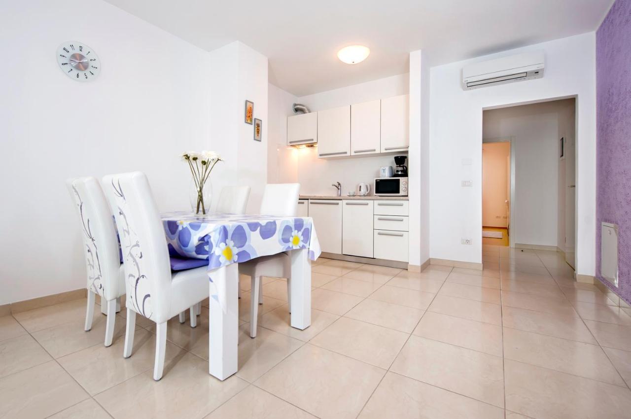 Apartments And Rooms Camaiore Ровінь Екстер'єр фото