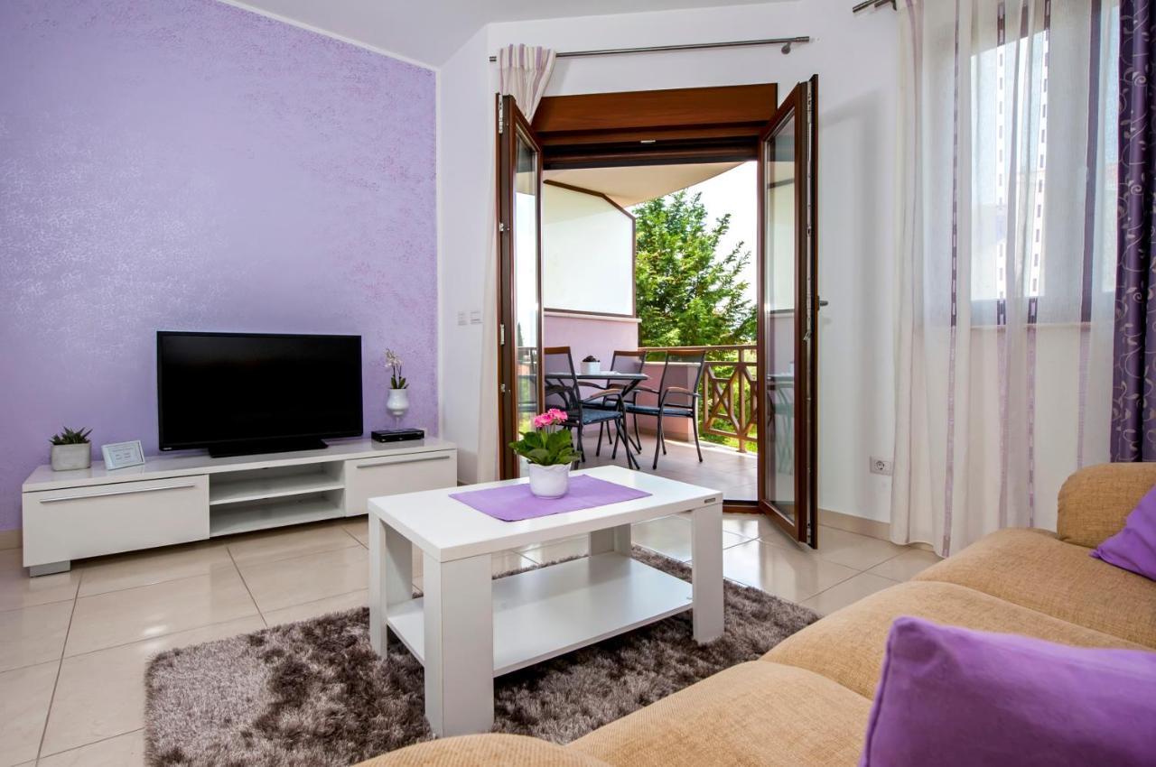 Apartments And Rooms Camaiore Ровінь Екстер'єр фото