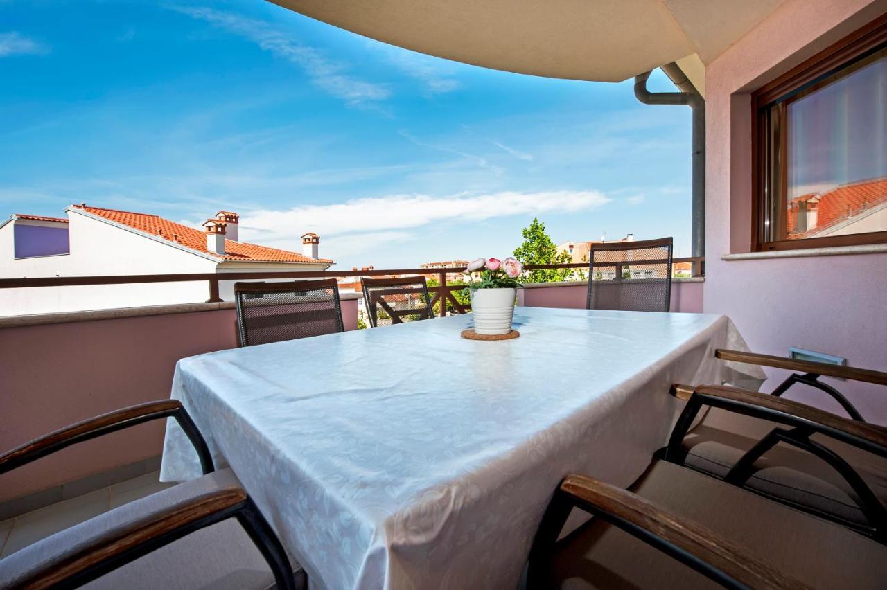 Apartments And Rooms Camaiore Ровінь Екстер'єр фото