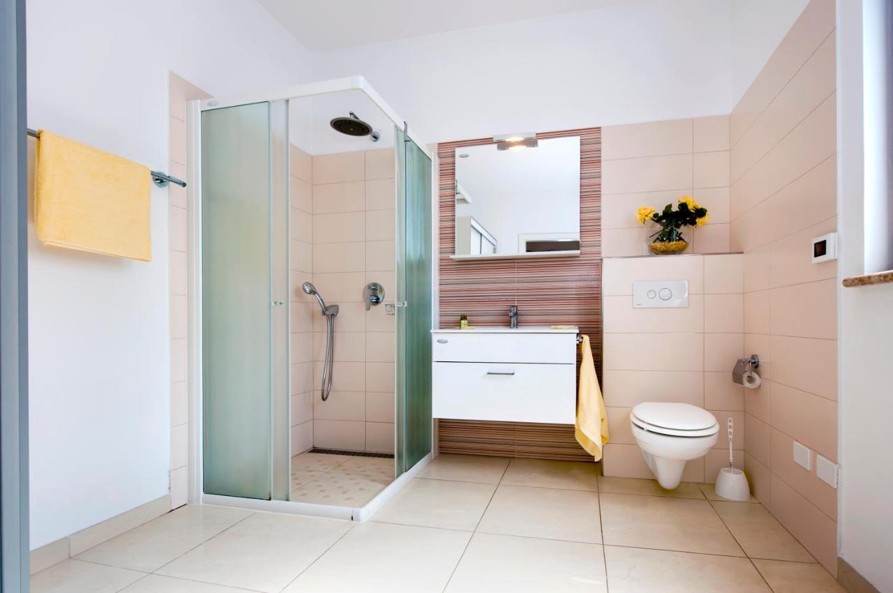 Apartments And Rooms Camaiore Ровінь Екстер'єр фото