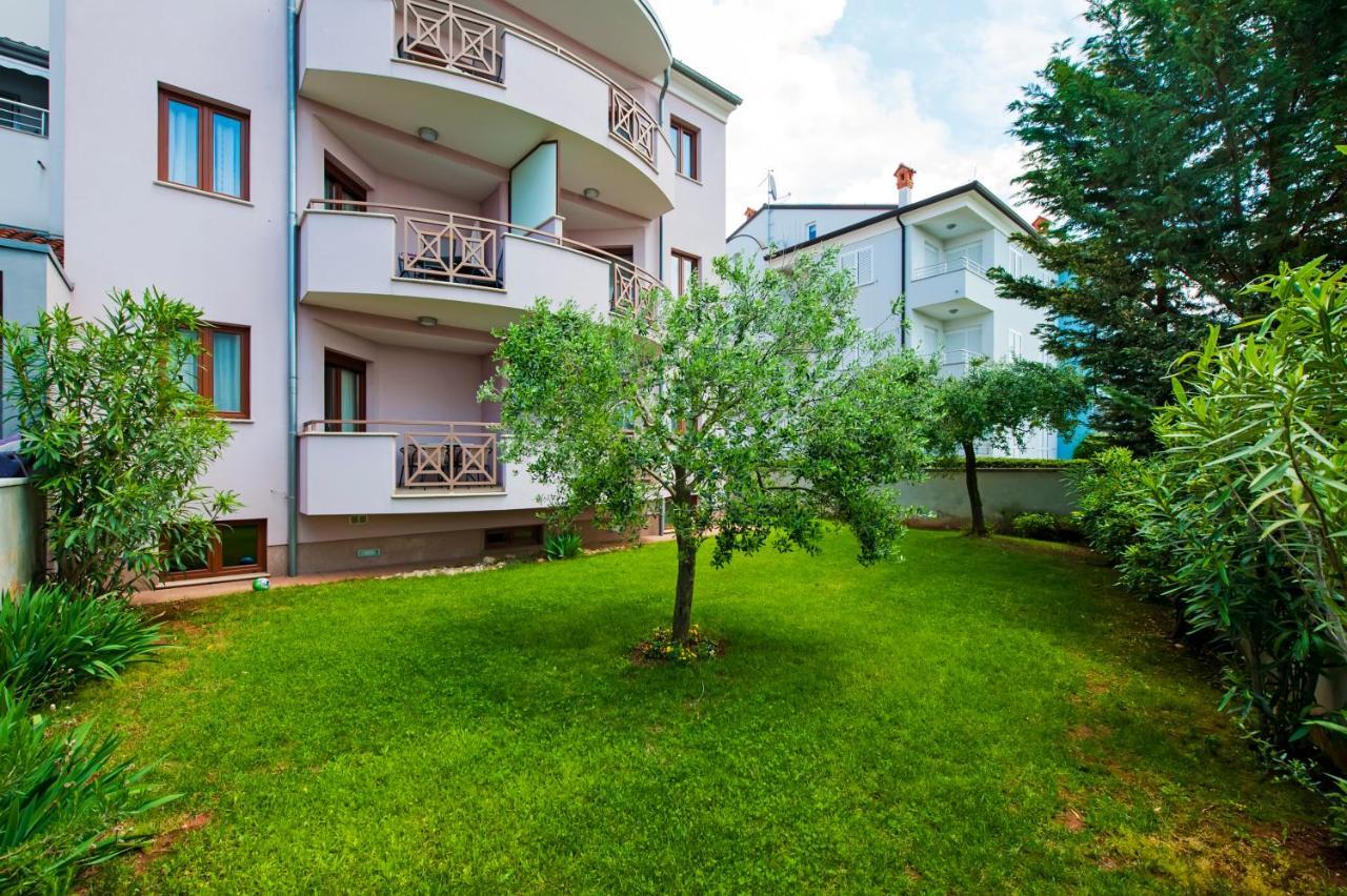 Apartments And Rooms Camaiore Ровінь Екстер'єр фото