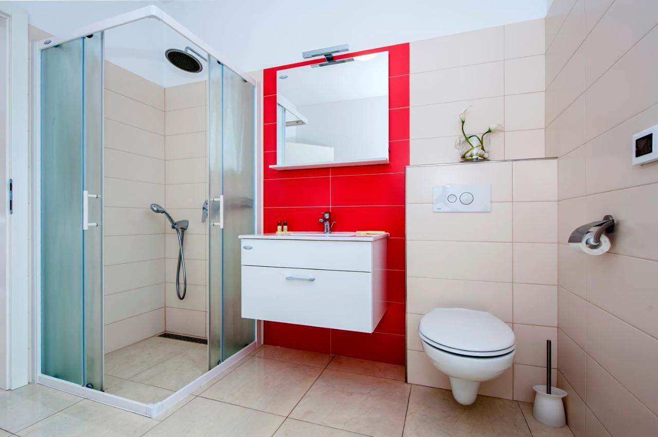 Apartments And Rooms Camaiore Ровінь Екстер'єр фото