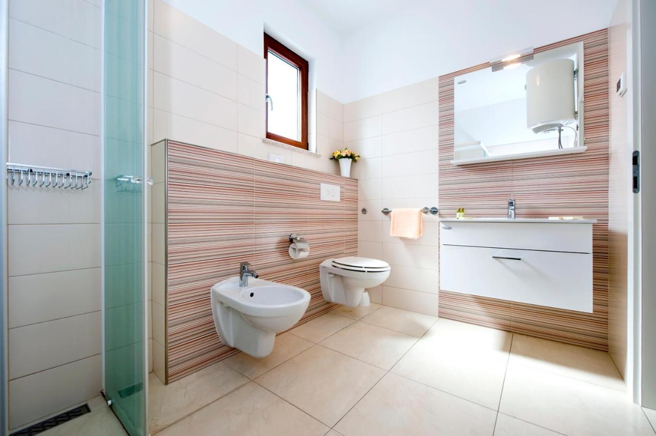 Apartments And Rooms Camaiore Ровінь Екстер'єр фото