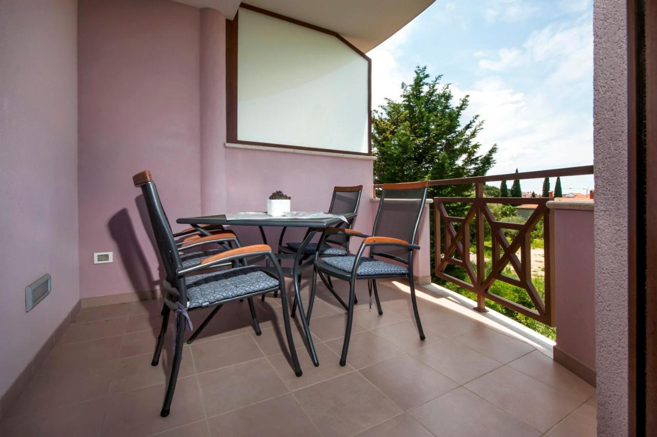 Apartments And Rooms Camaiore Ровінь Екстер'єр фото
