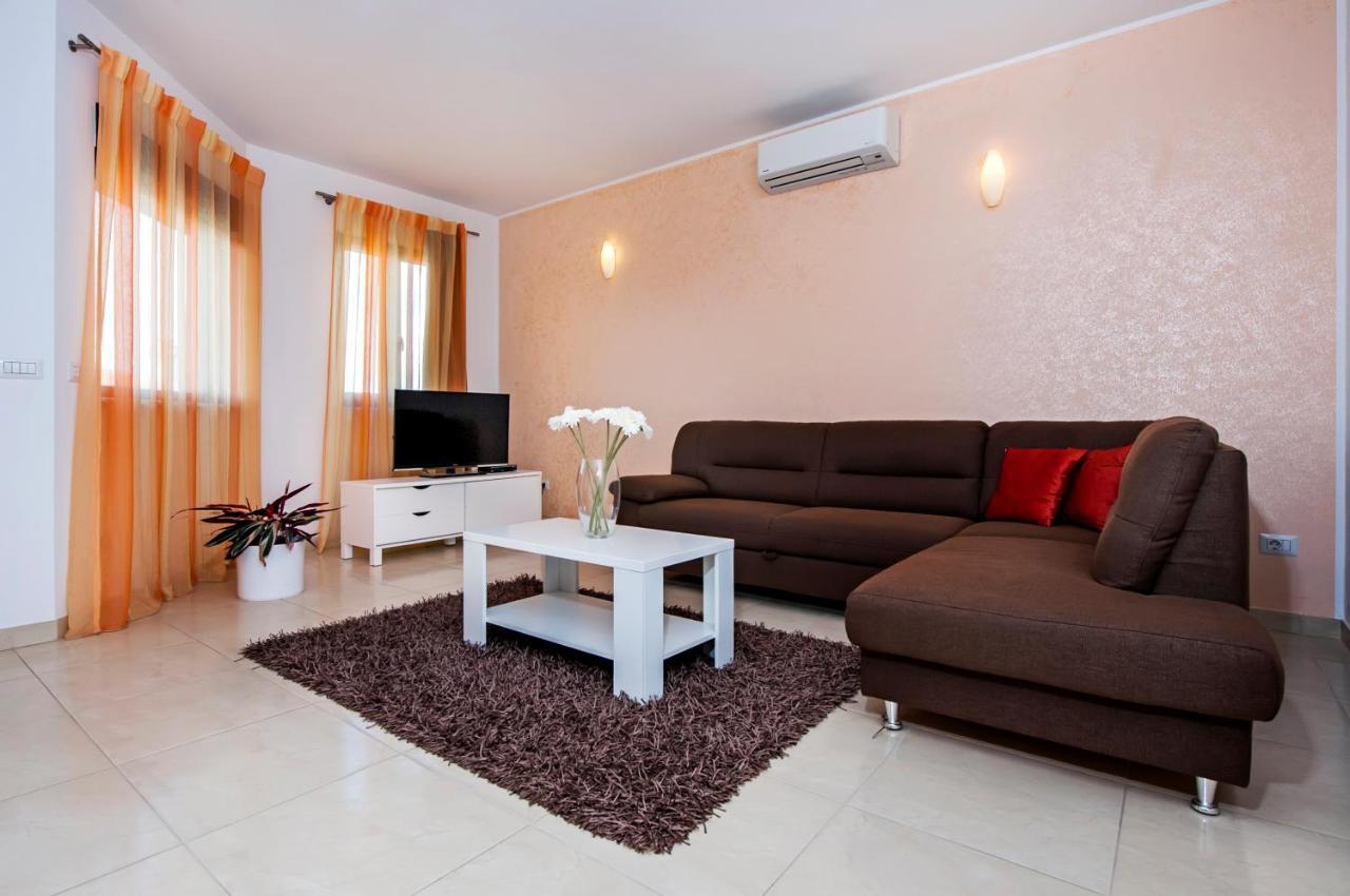 Apartments And Rooms Camaiore Ровінь Екстер'єр фото