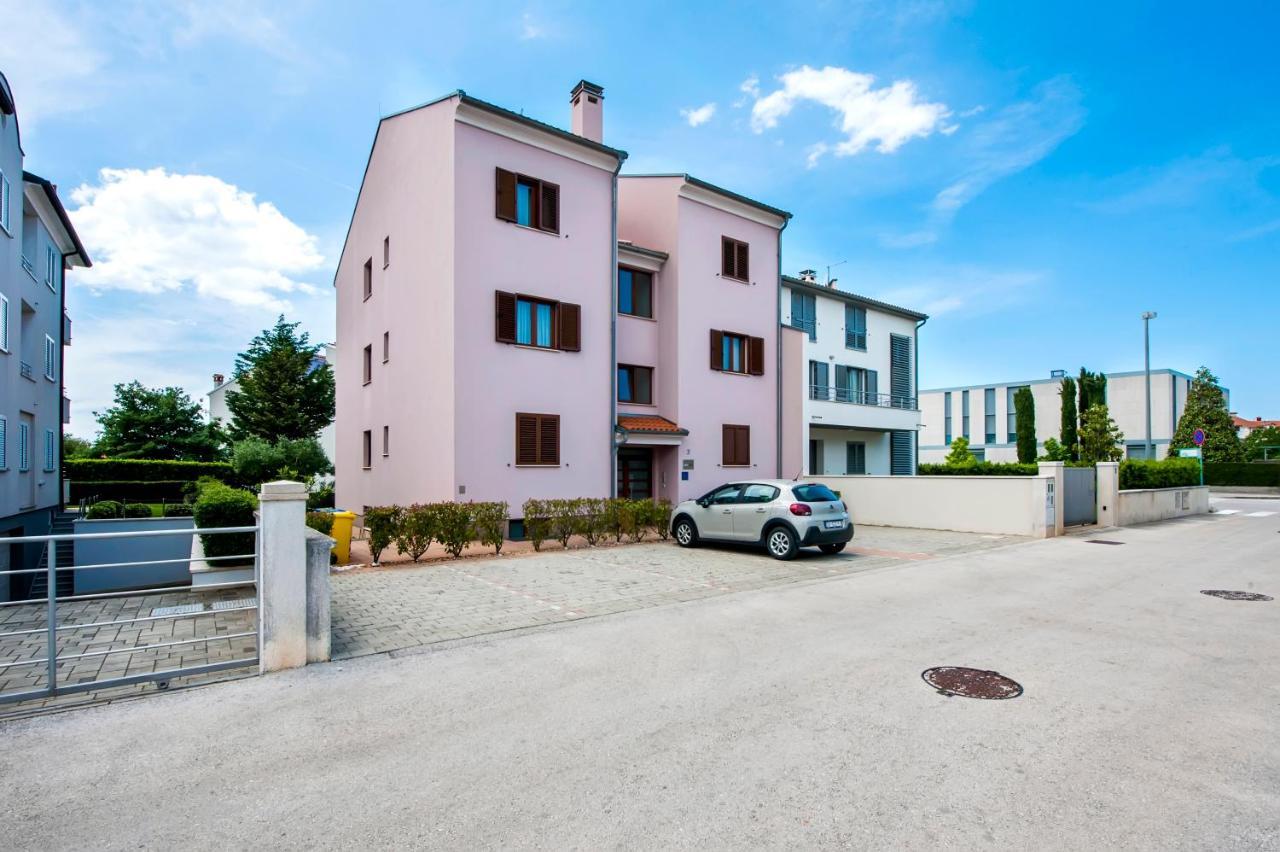 Apartments And Rooms Camaiore Ровінь Екстер'єр фото