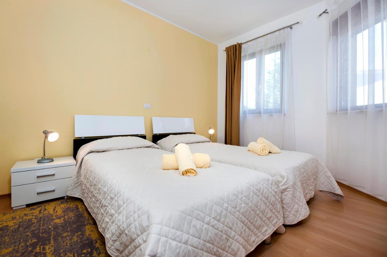 Apartments And Rooms Camaiore Ровінь Екстер'єр фото