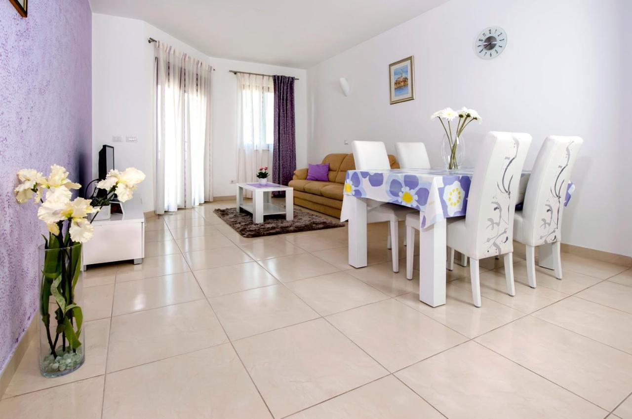 Apartments And Rooms Camaiore Ровінь Екстер'єр фото
