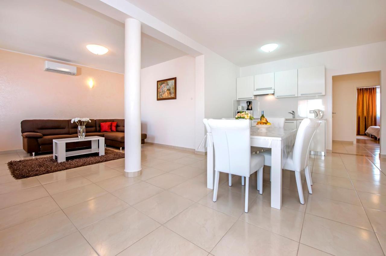 Apartments And Rooms Camaiore Ровінь Екстер'єр фото