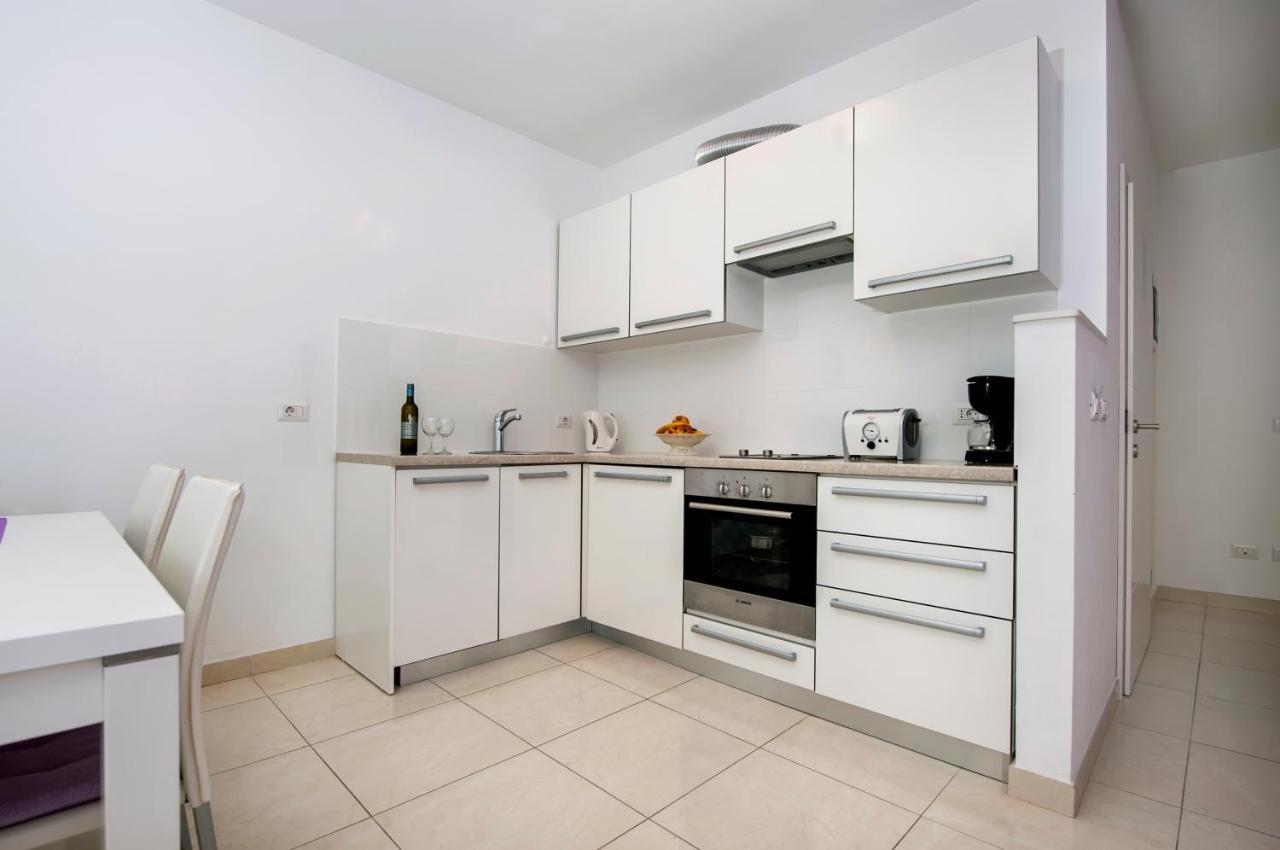 Apartments And Rooms Camaiore Ровінь Екстер'єр фото