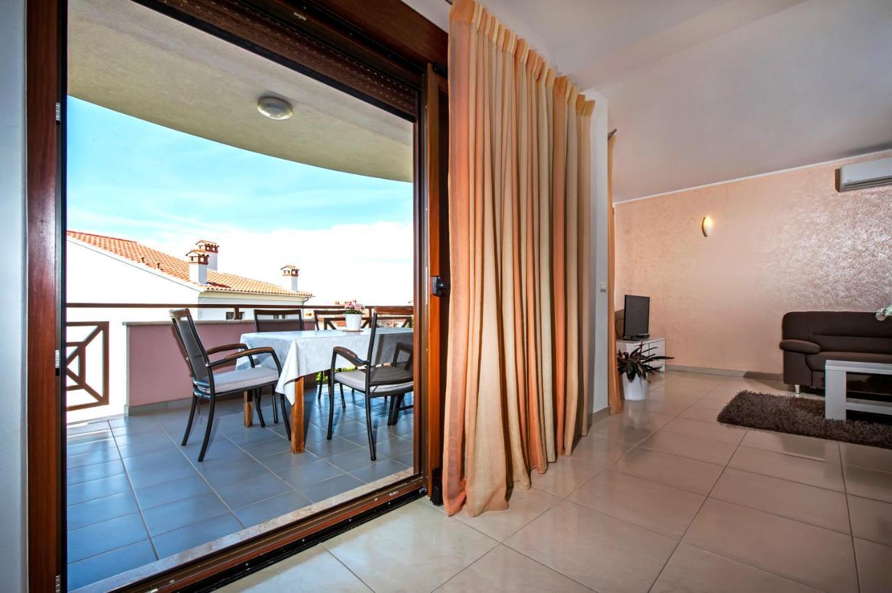 Apartments And Rooms Camaiore Ровінь Екстер'єр фото