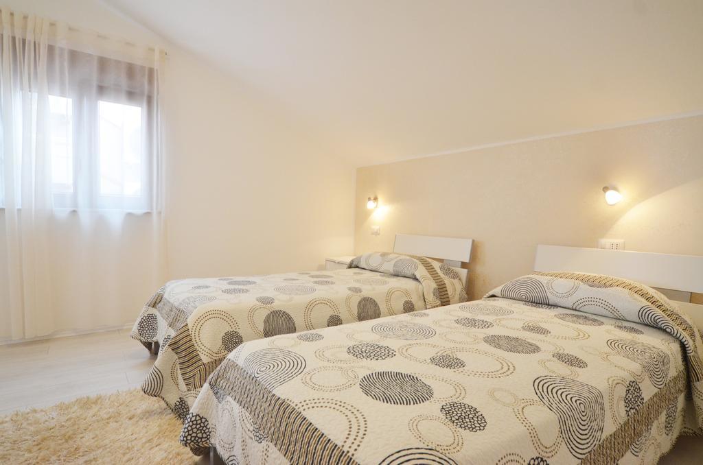 Apartments And Rooms Camaiore Ровінь Екстер'єр фото