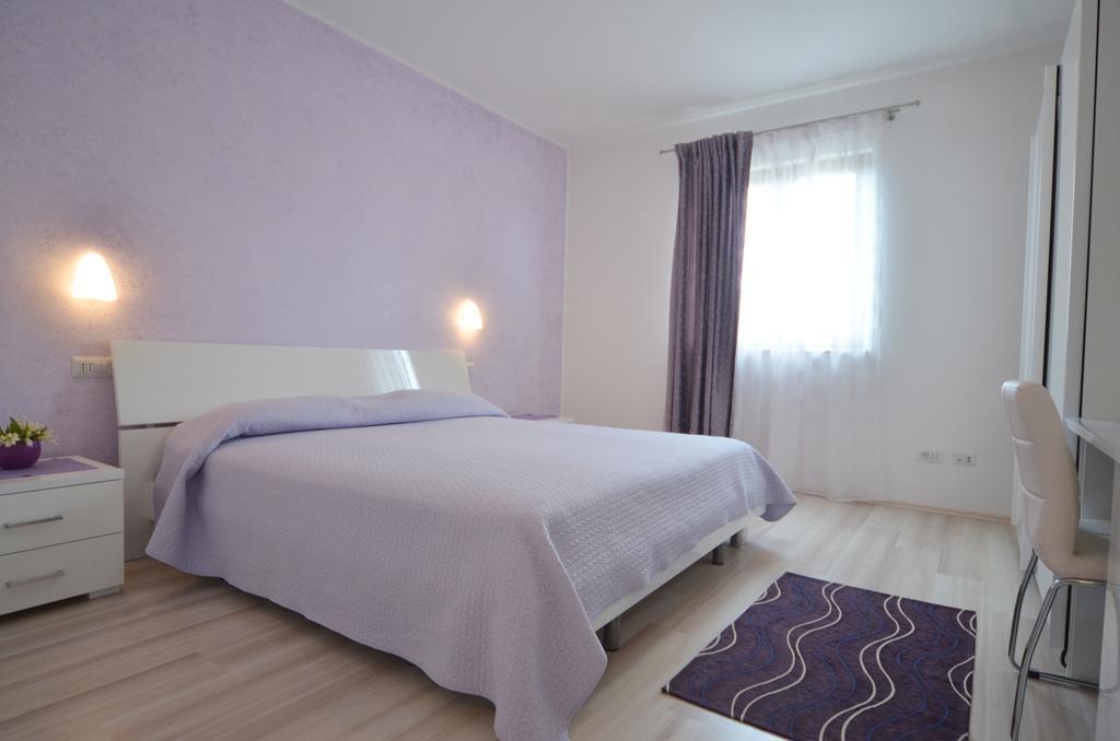 Apartments And Rooms Camaiore Ровінь Екстер'єр фото